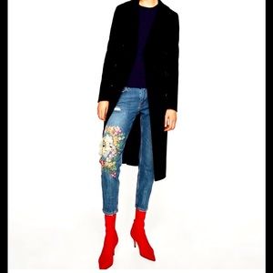 NWT-  Zara Slim Boyfriend Moonflower
Embroidered Jeans - Size USA 4